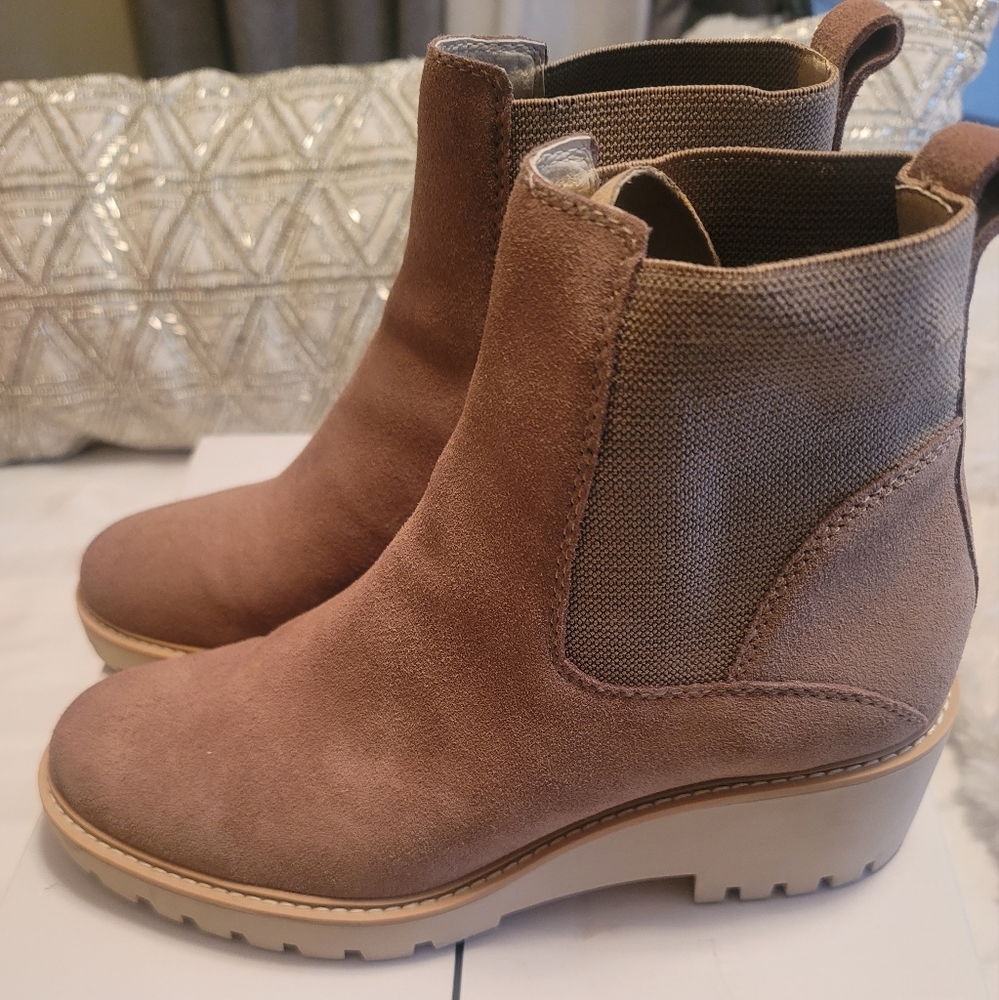 Dolce vita Haddie Chelsea Boot in almond suede